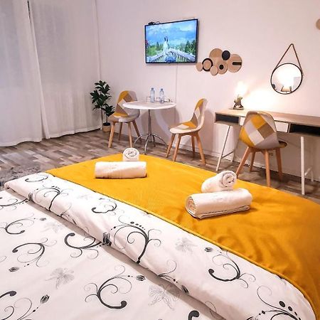 The Yellow King - Luxurious Apartment Bukarest Exteriör bild